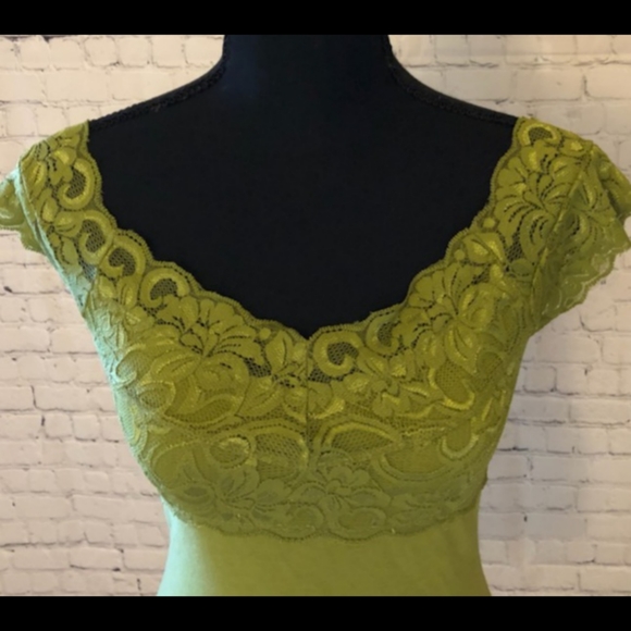 EUC Avenue of the Stars green top - Size Small - Picture 4 of 5